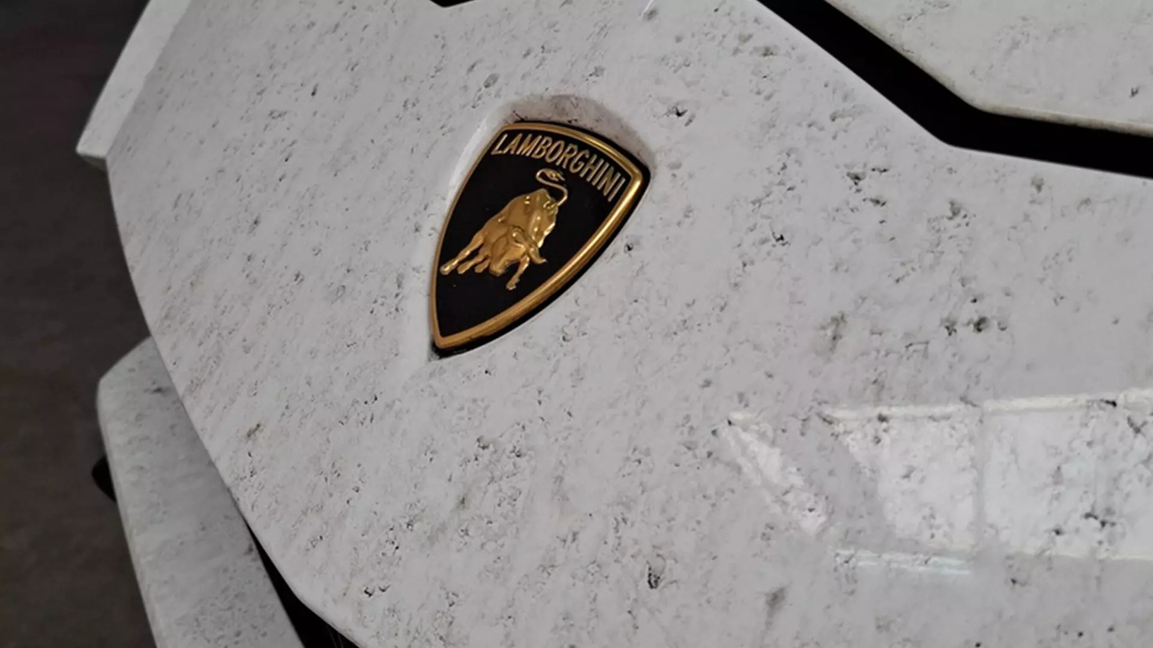 Een close-up van de voorzijde van de vieze Lamborghini Urus bij Domeinen
