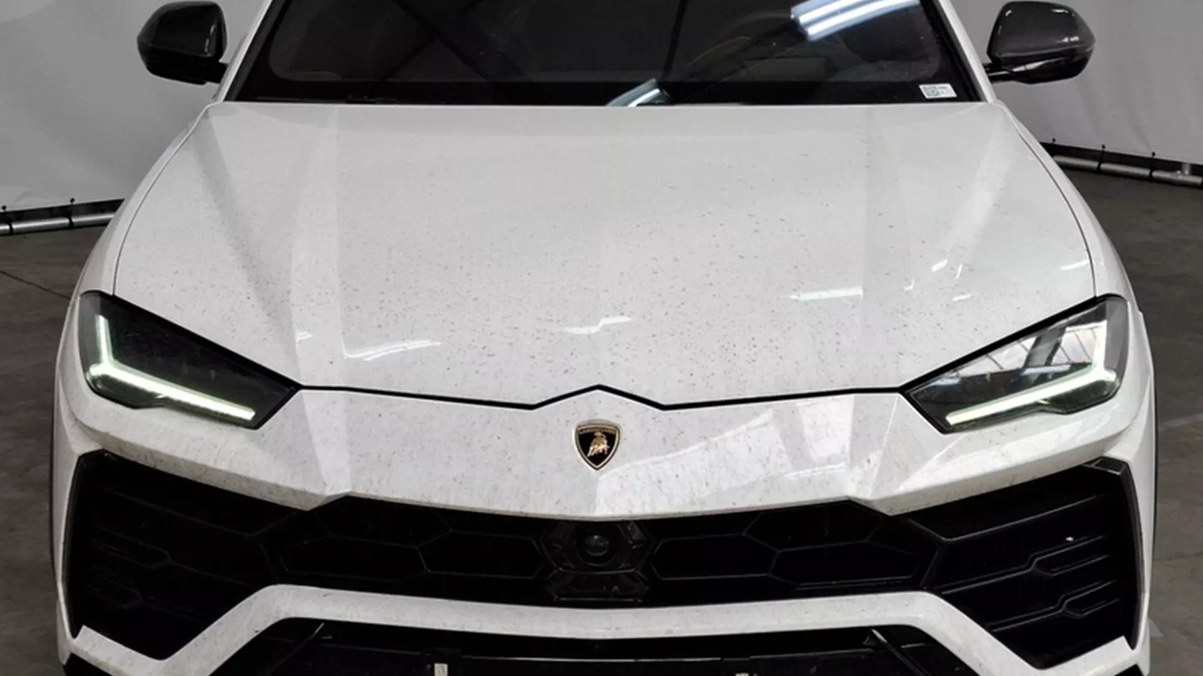 De voorzijde van de vieze Lamborghini Urus bij Domeinen