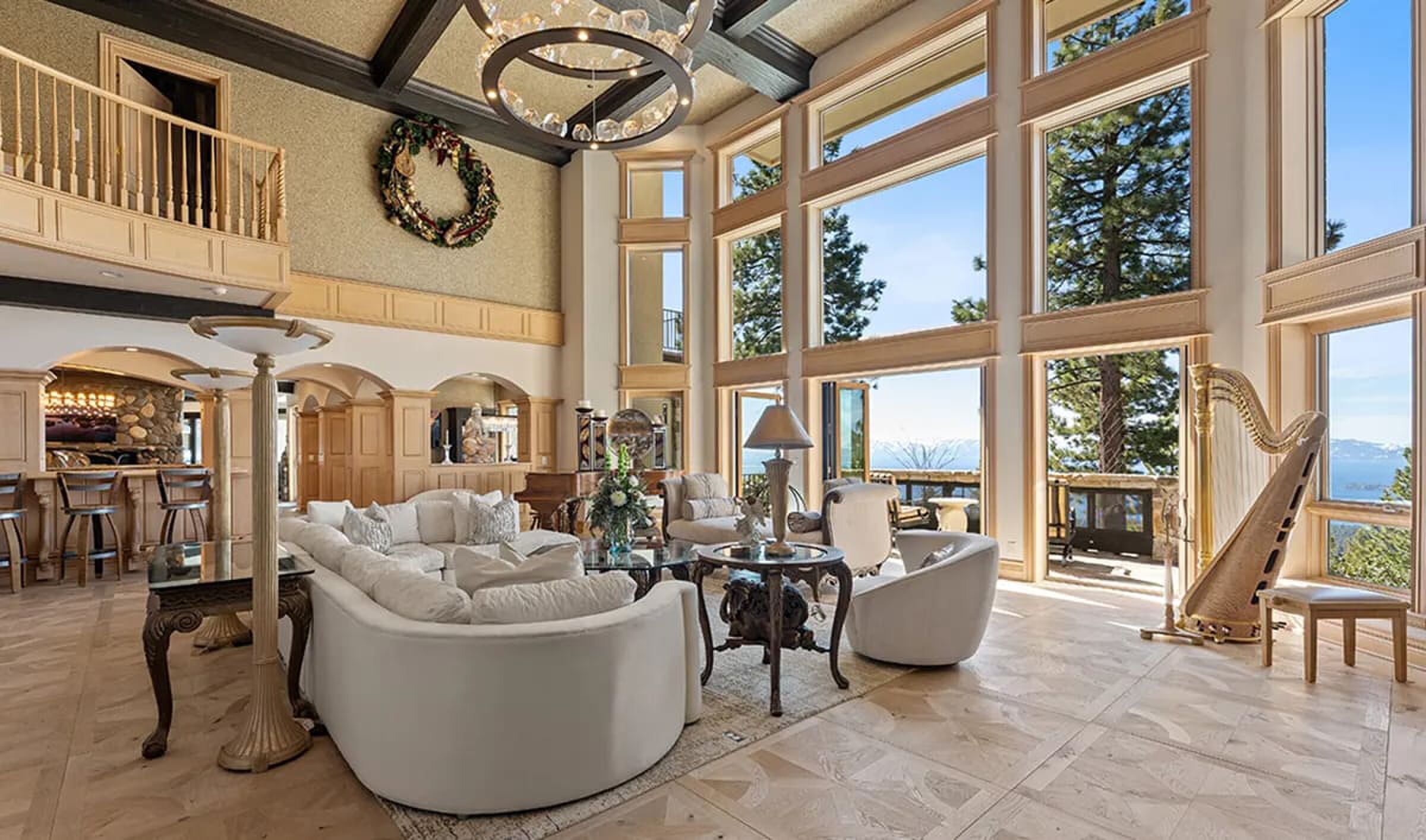 De woonkamer in de villa van The Beach Boys-oprichter Mike Love bij Lake Tahoe