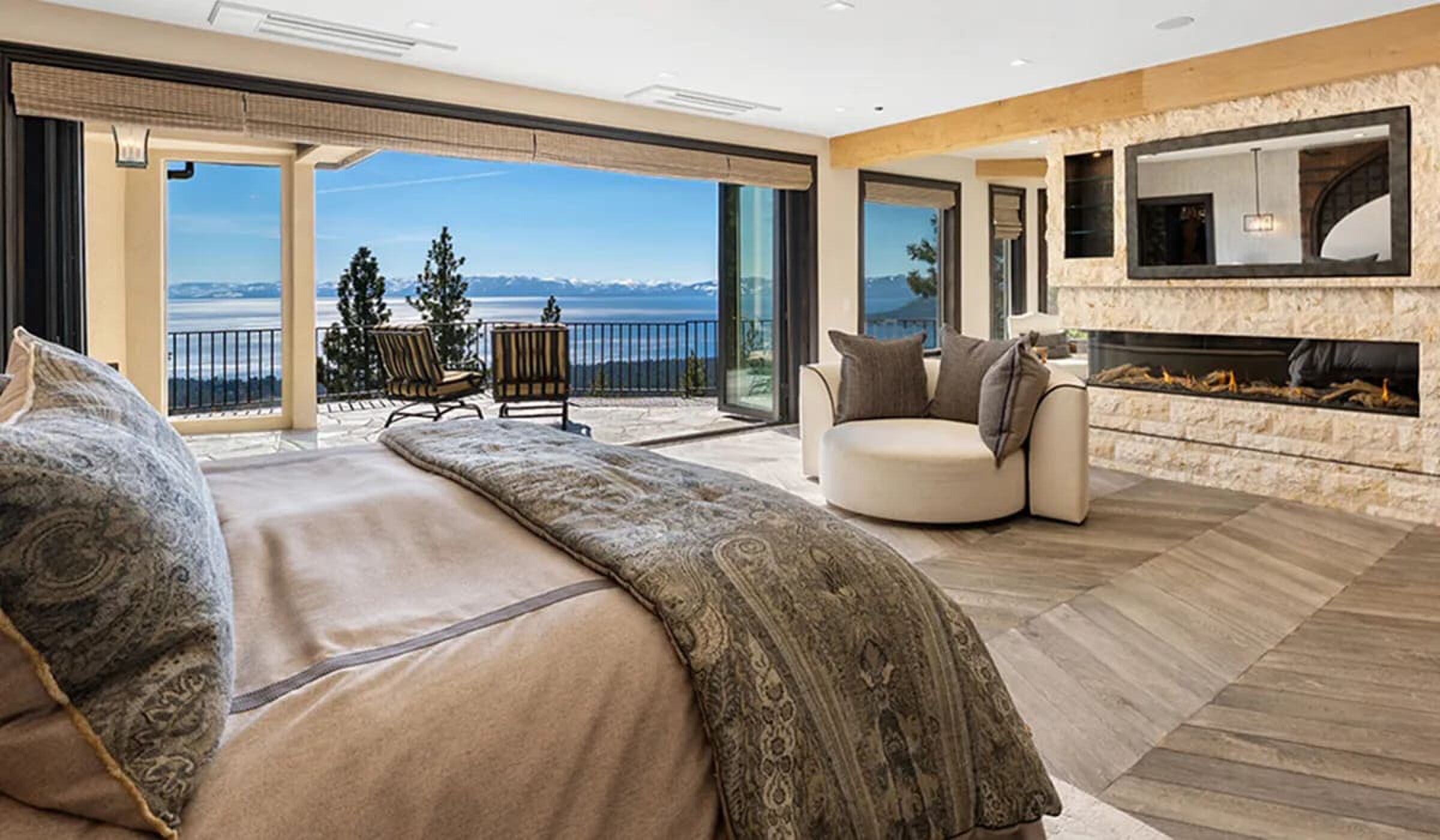 Een slaapkamer in de villa van Mike Love bij Lake Tahoe