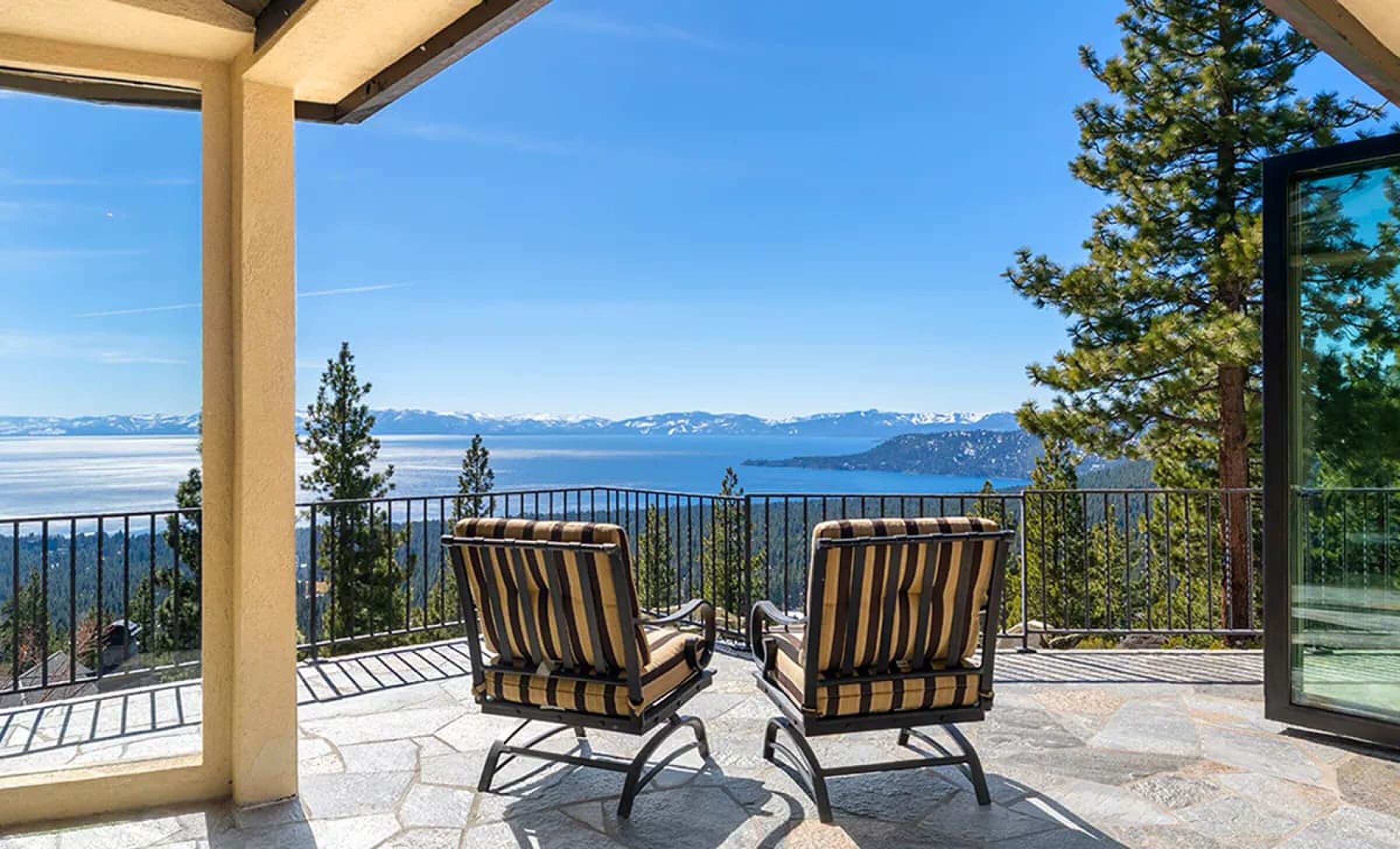 Het uitzicht vanaf de villa van Mike Love bij Lake Tahoe