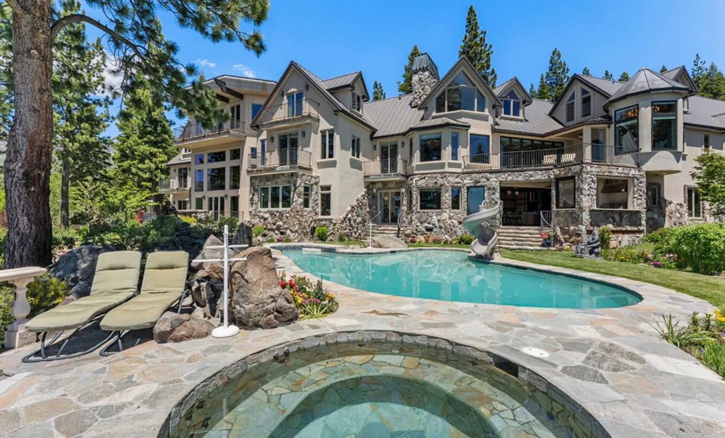 Het zwembad bij de villa van Mike Love bij Lake Tahoe