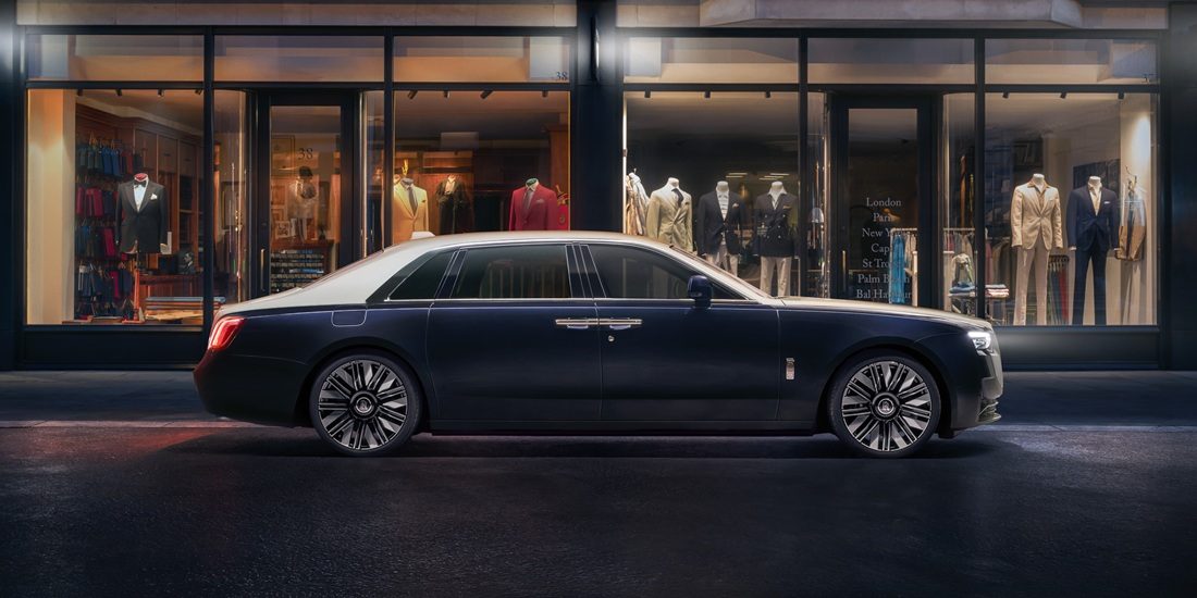 De zijkant van de Rolls-Royce Ghost Savile Row
