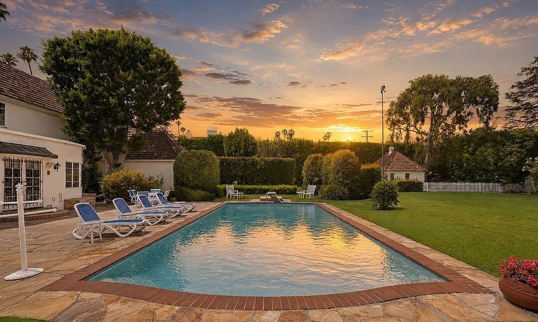 Het zwembad bij de villa van Pat Boone in Beverly Hills