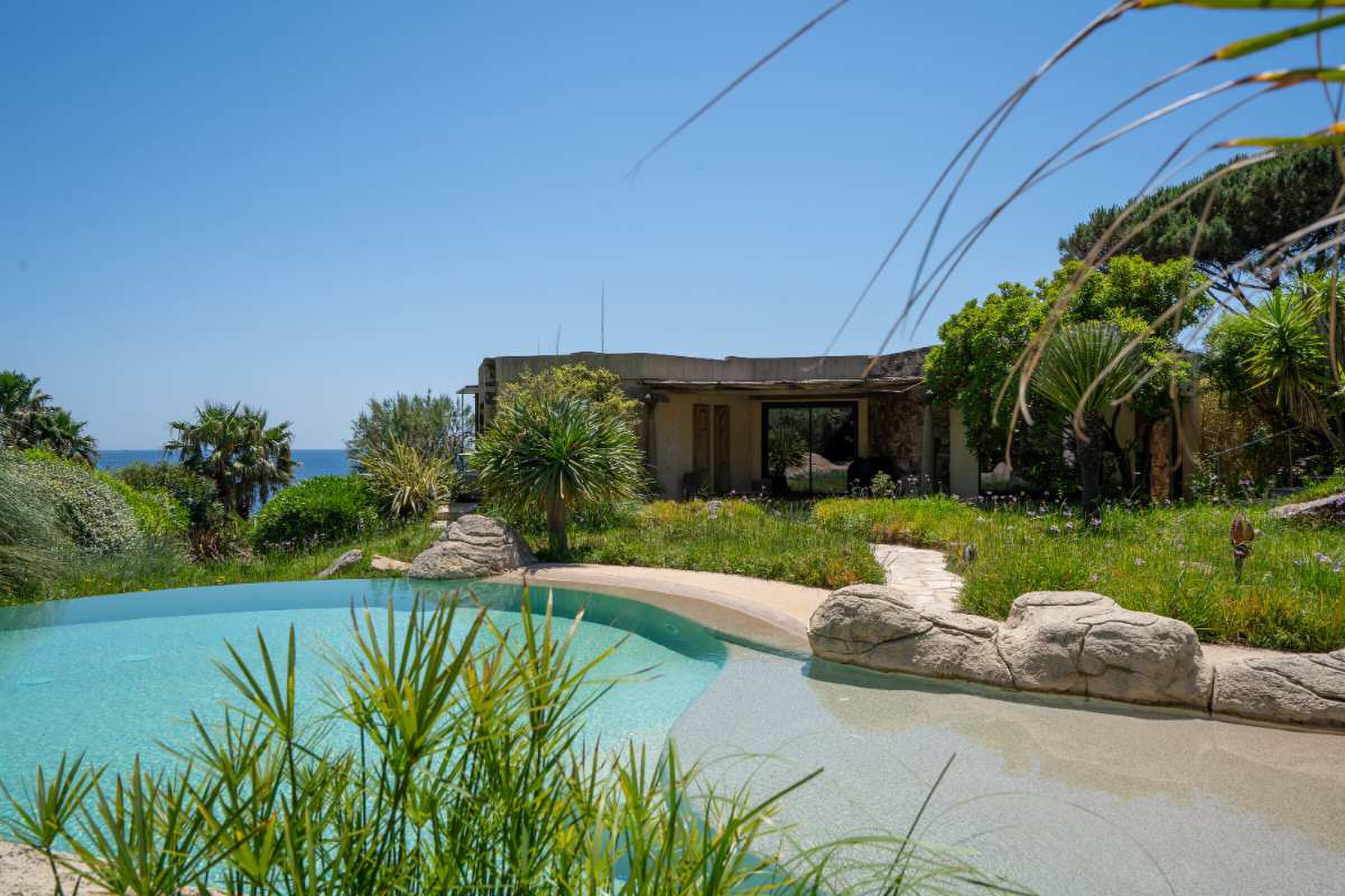 Het zwembad van de villa bij Saint-Tropez