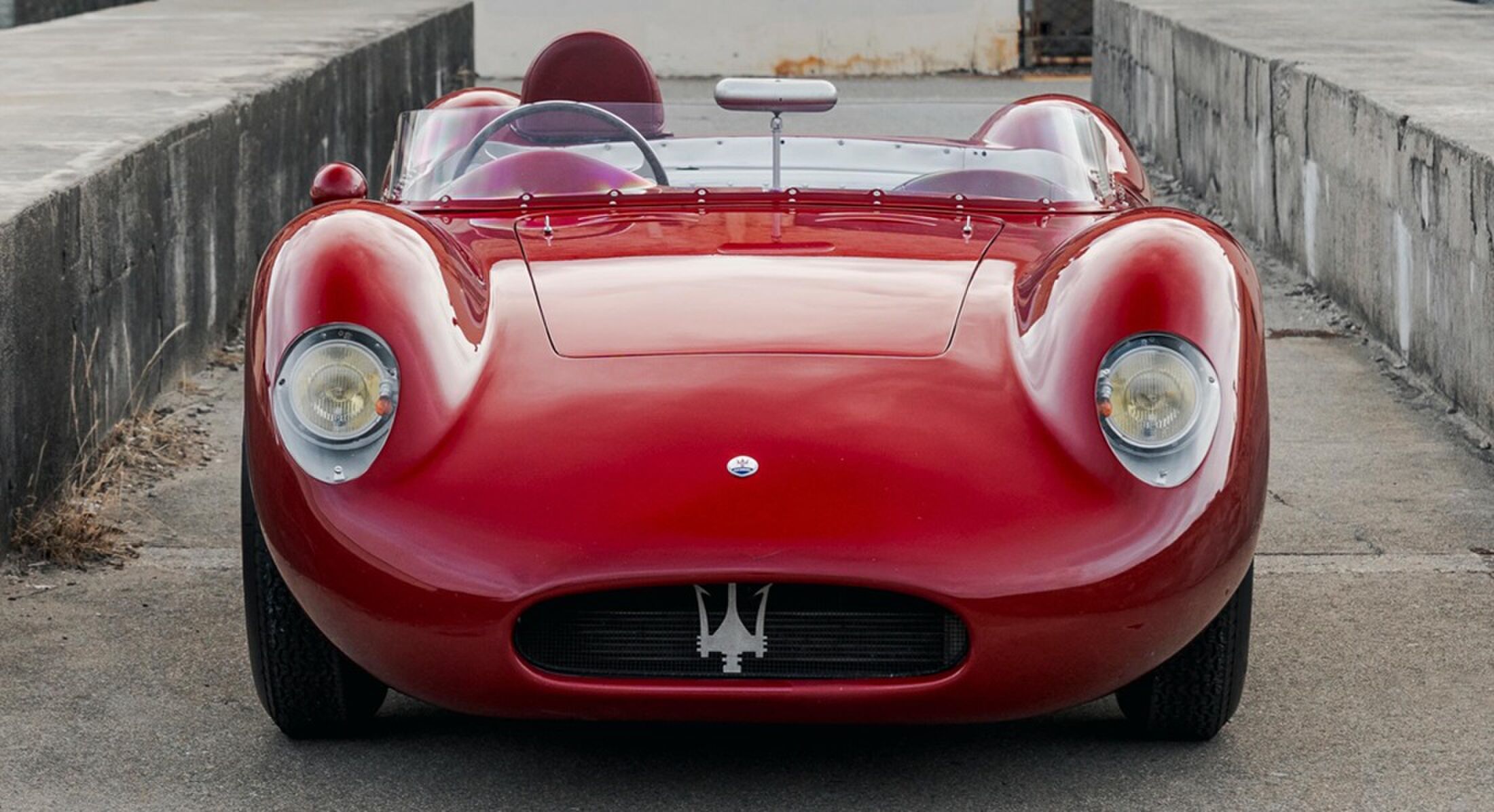 De voorzijde van de op een veiling aangeboden Maserati
