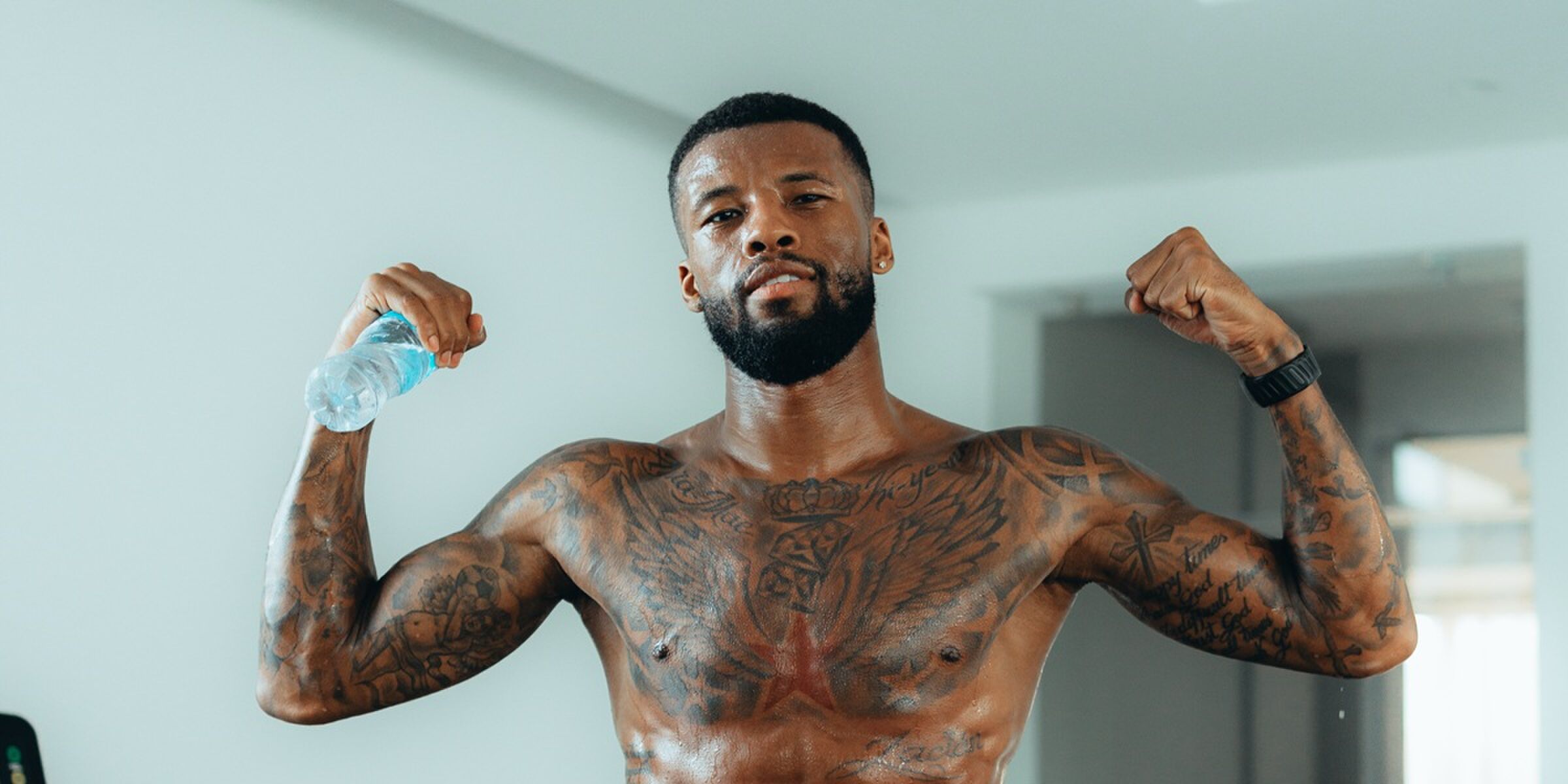 Oud-international Georginio Wijnaldum flaneert met een feloranje Lamborghini Urus