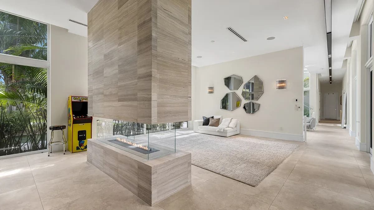 De woonkamer in de woning van Tyler Herro