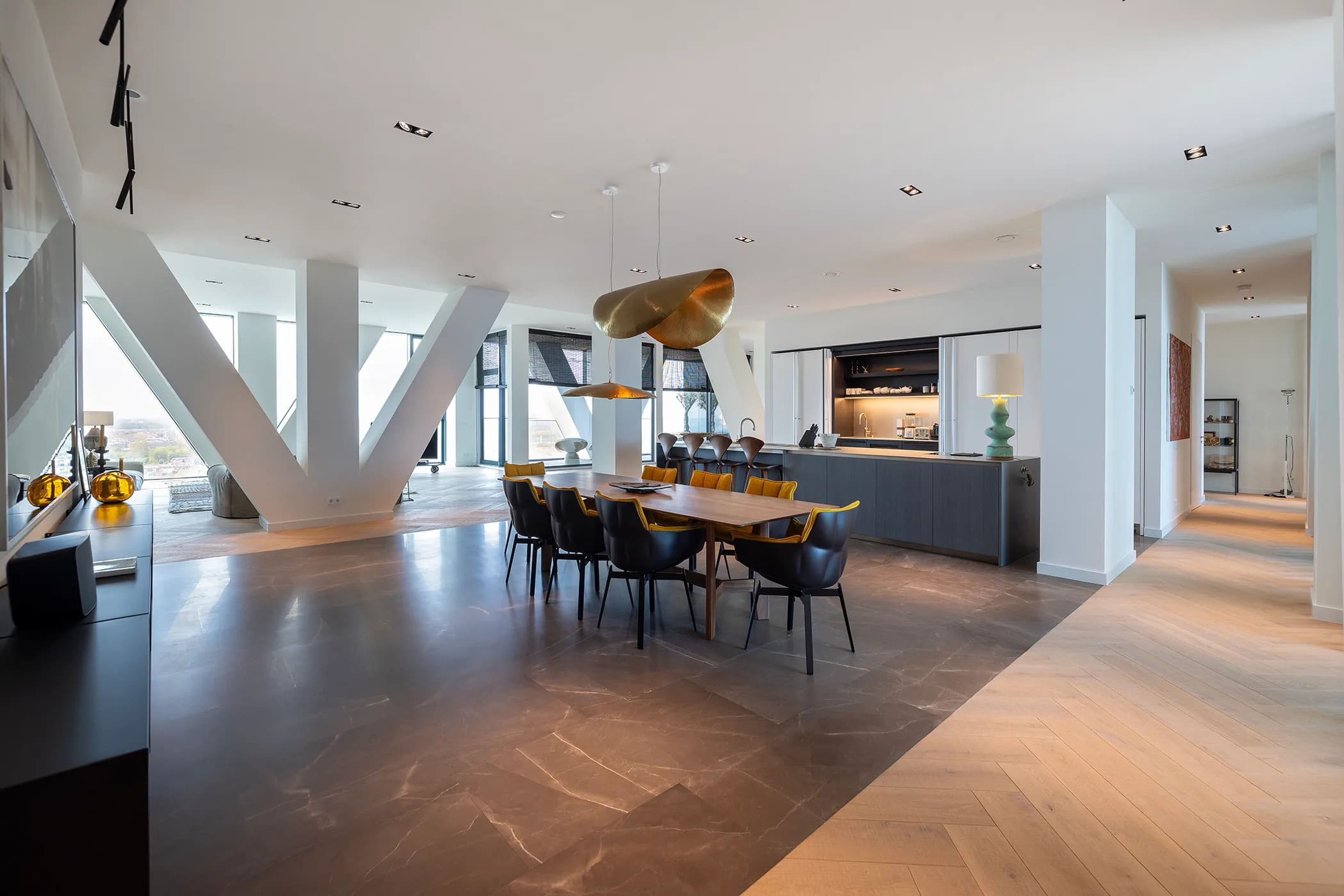 Binnenin het appartement in de Pontsteiger in Amsterdam