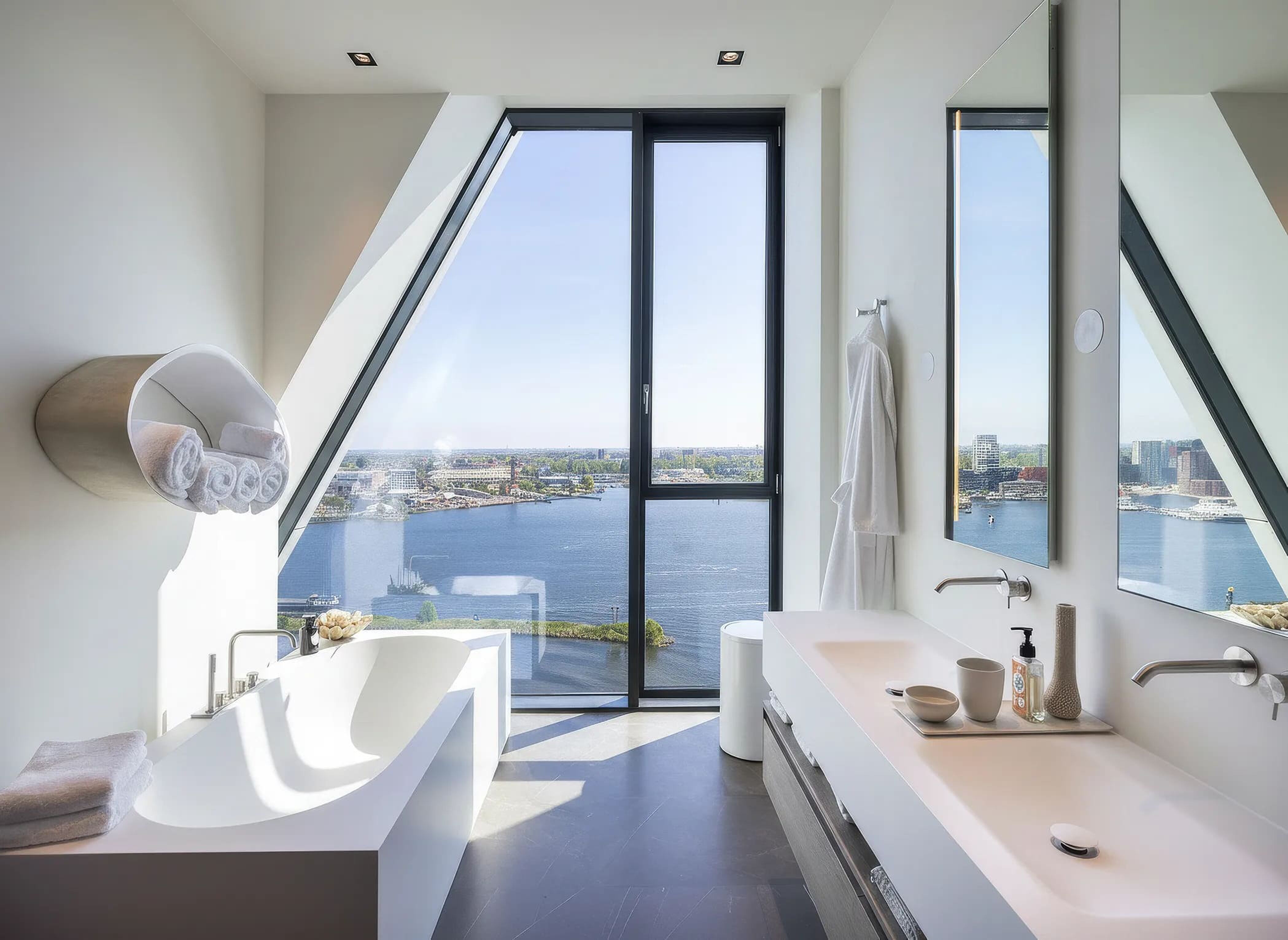 De badkamer in het appartement in Amsterdam