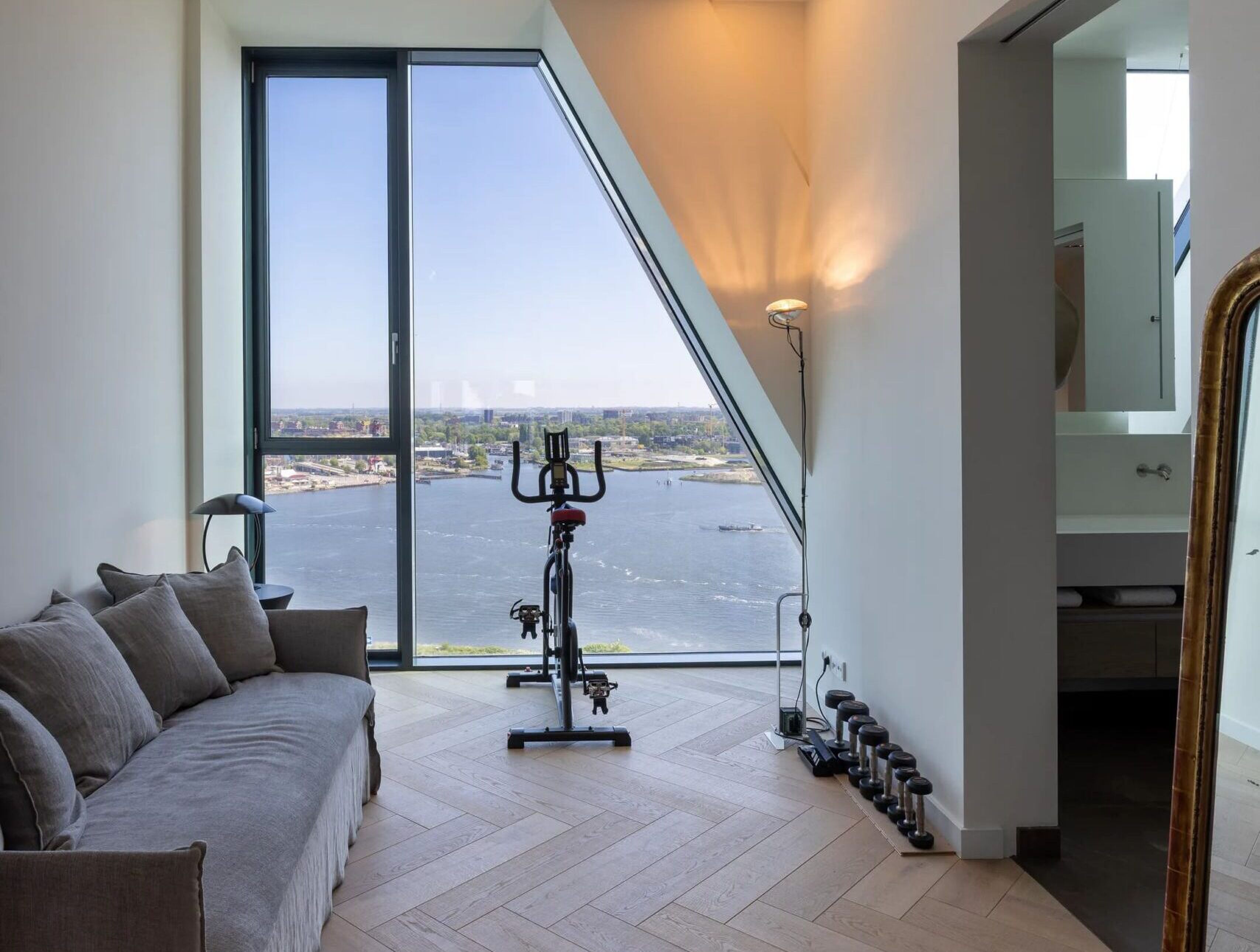 De thuisgym in het appartement in Amsterdam