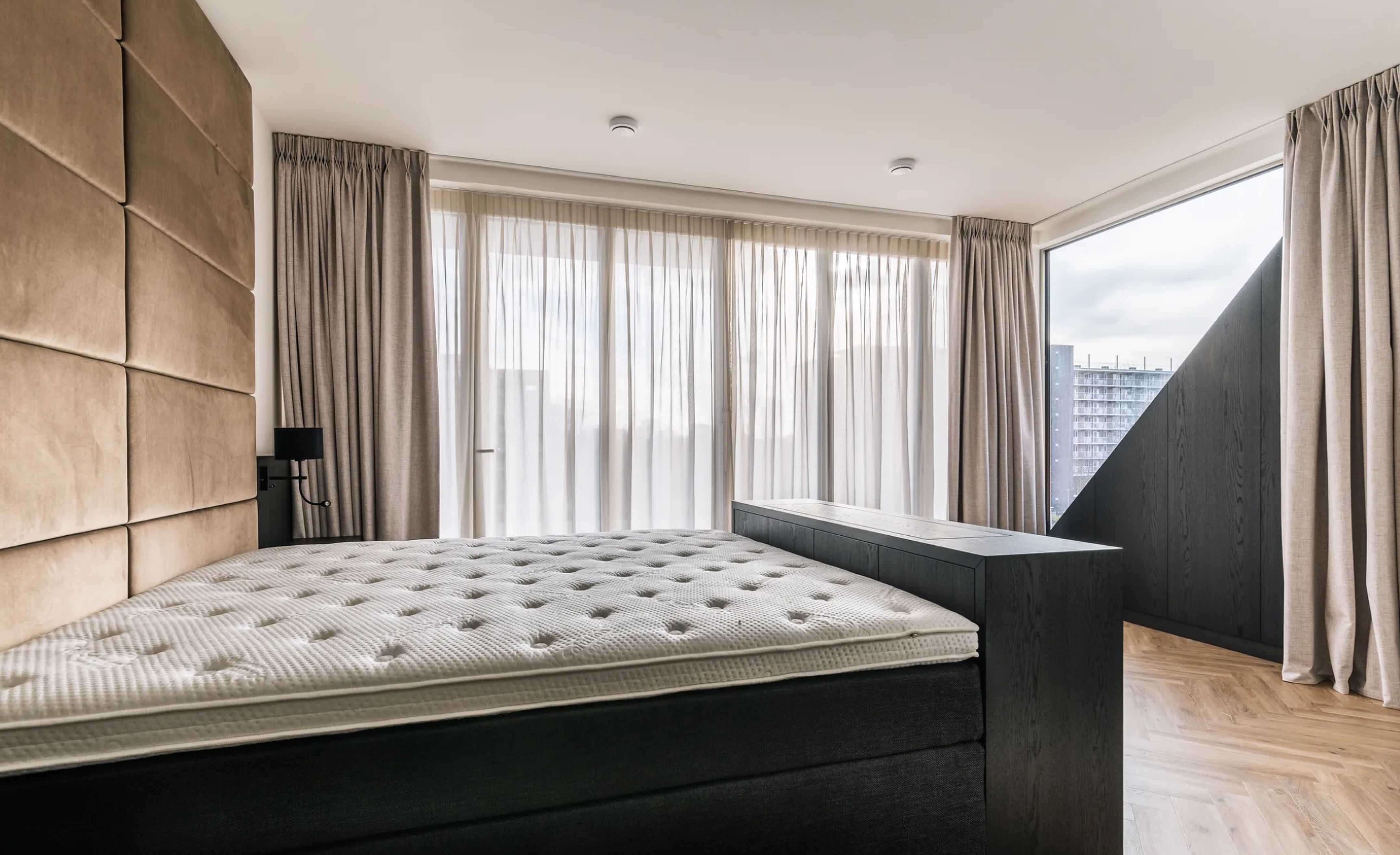 De slaapkamer van het appartement van Gerard Joling aan de Zuidas in Amsterdam