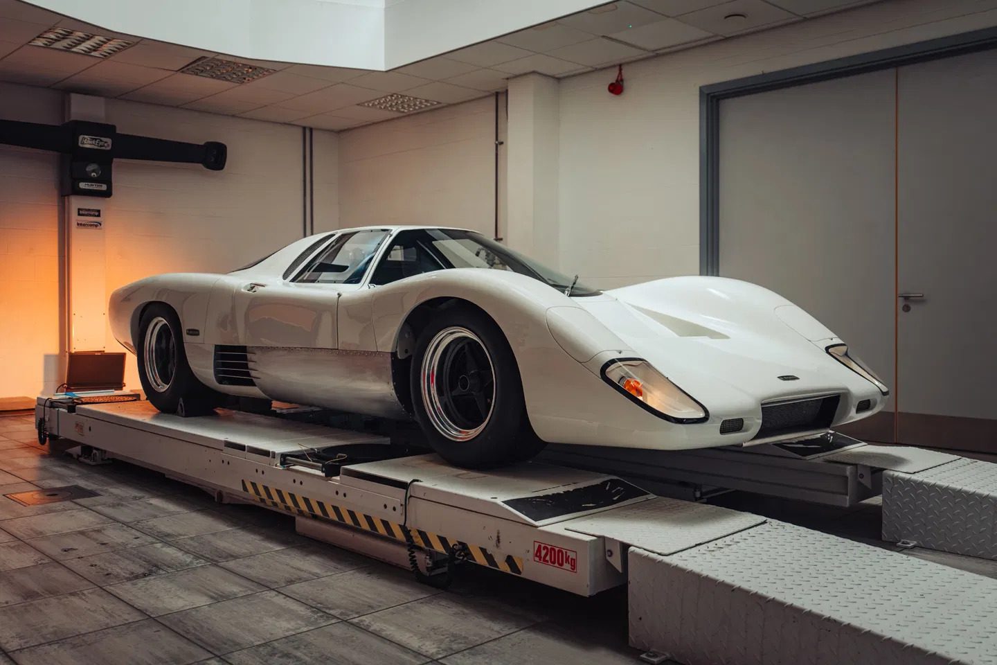 De McLaren M6GT van de voorzijde