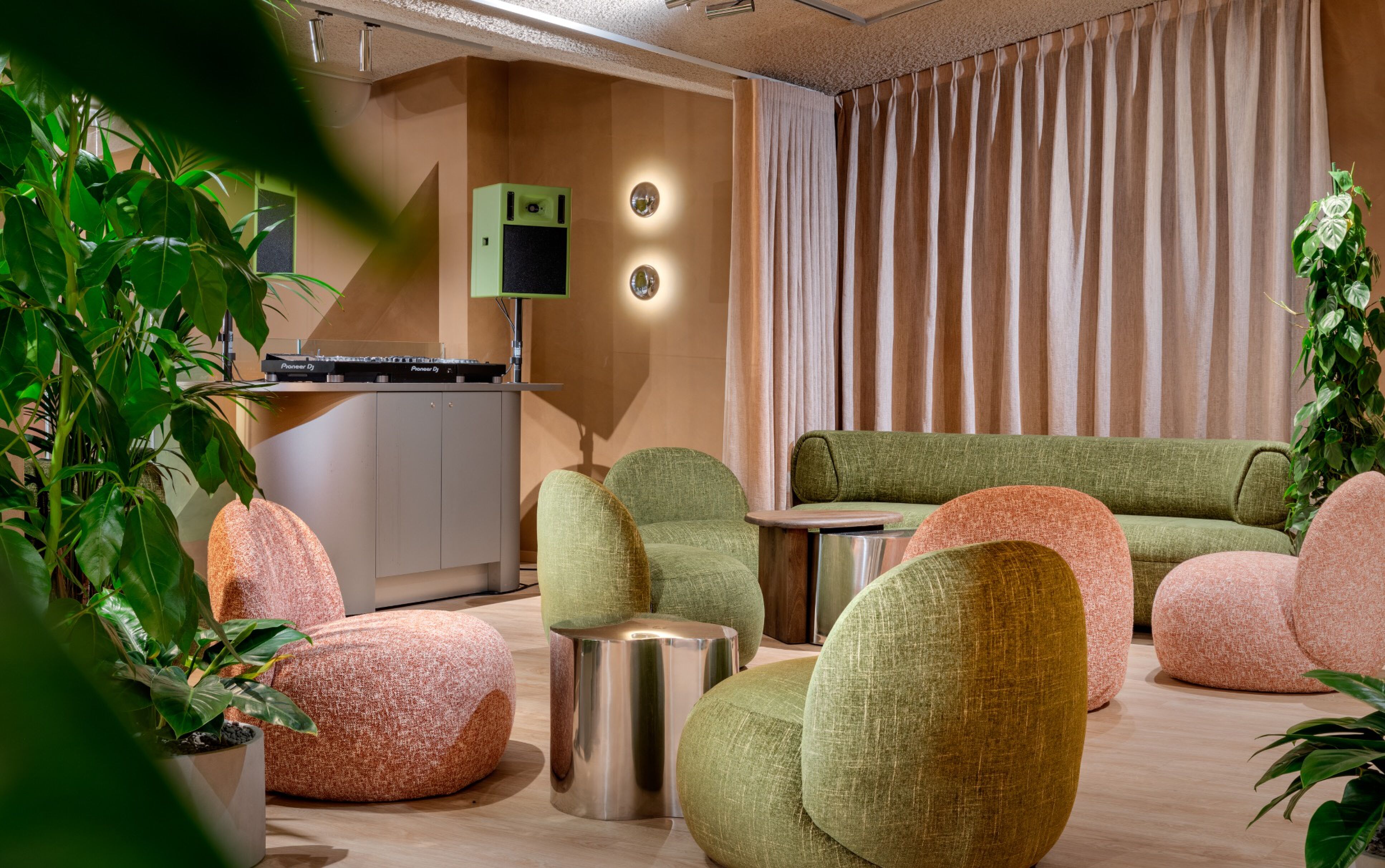 Een ruimte met dj-booth