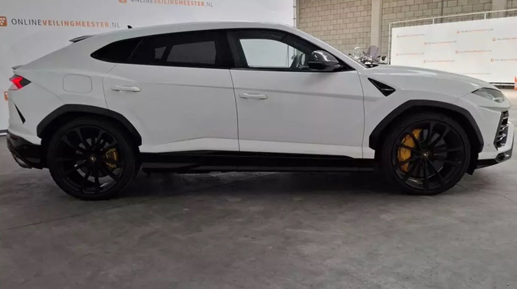 De zijkant van de vervuilde Lamborghini Urus die bij Domeinen te koop staat