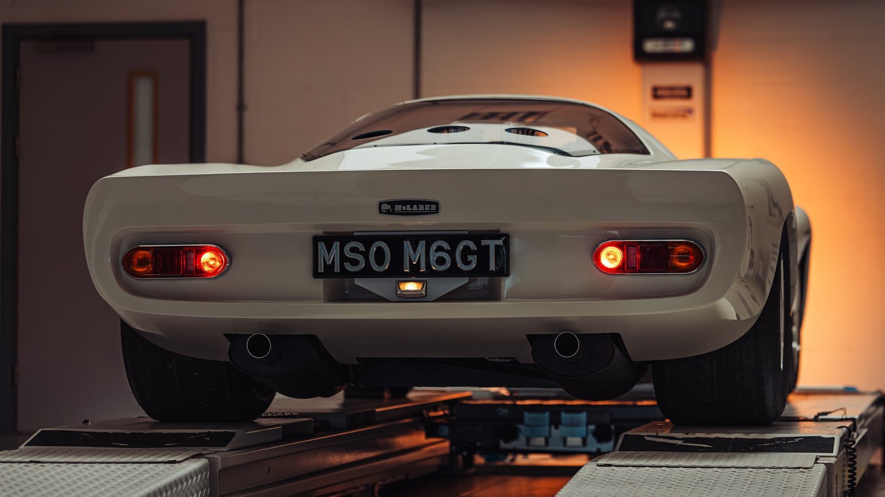 De McLaren M6GT van de achterzijde