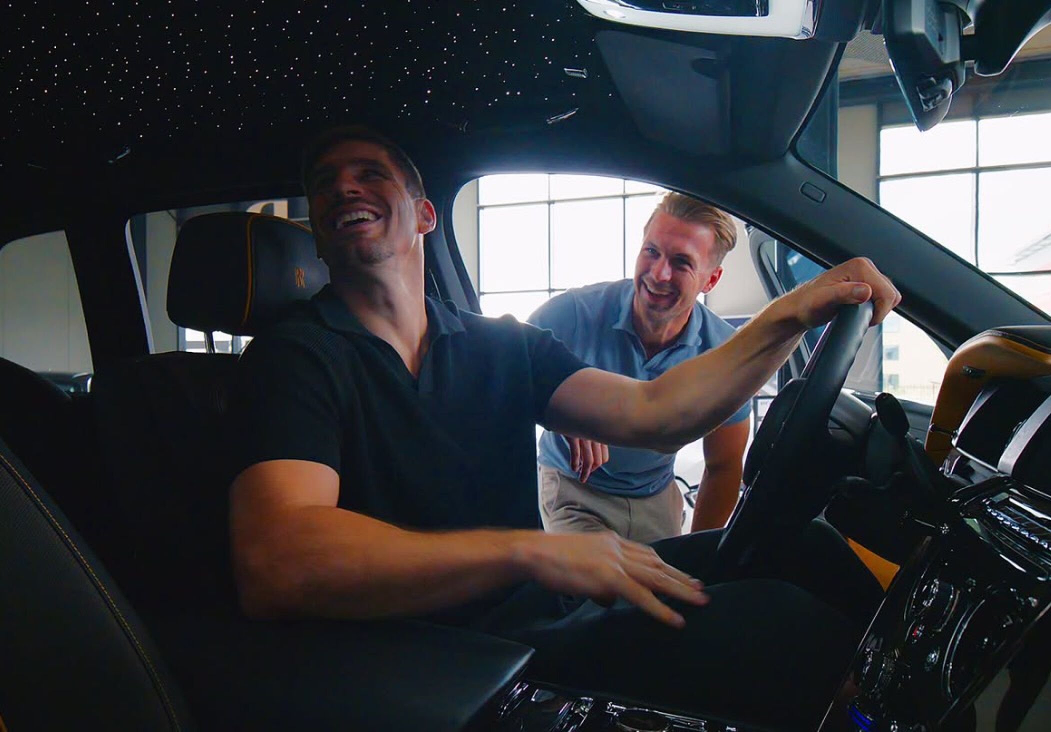 Rico Verhoeven poseert vol trots in zijn nieuwe Rolls-Royce Cullinan
