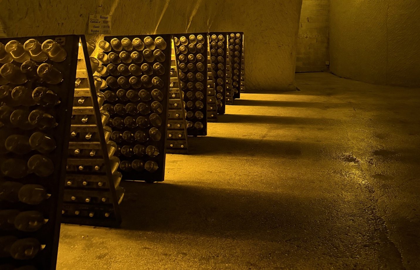 Binnen bij het champagnehuis Ruinart in Reims