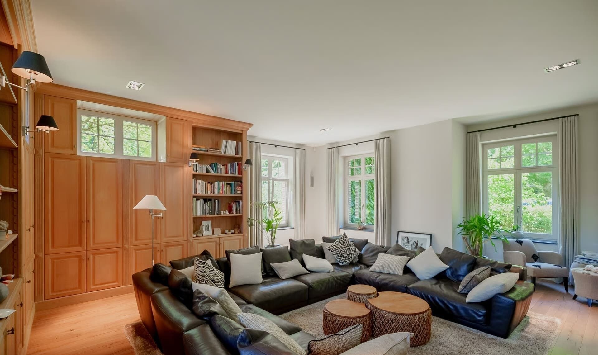 De woonkamer in de villa in Kapellen