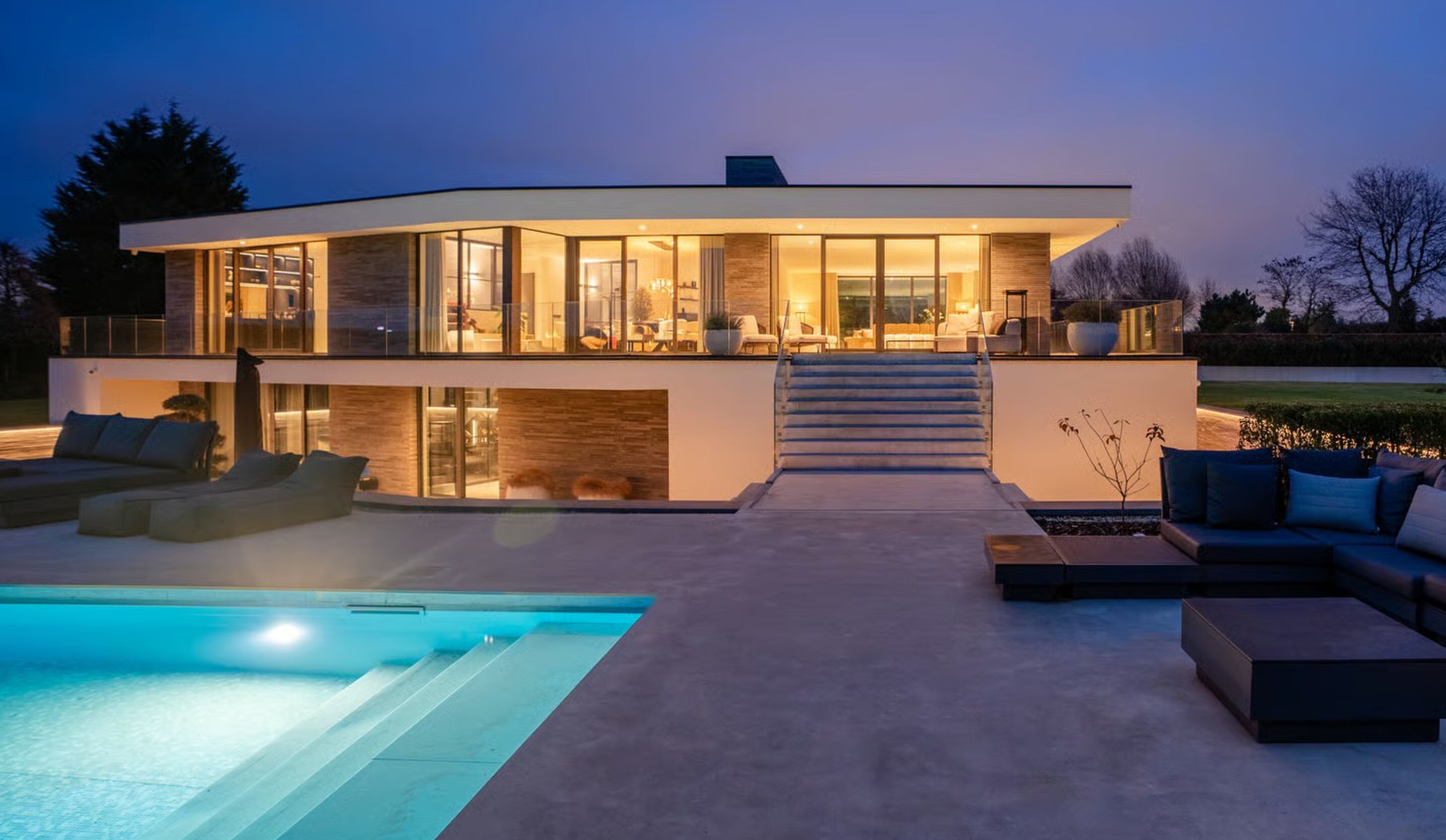 YouTuber Gio Latooy komt wederom op besluit terug en zet Brabantse villa opnieuw voor € 2,65 miljoen