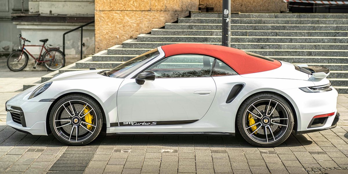 De zijkant van een Porsche Carrera