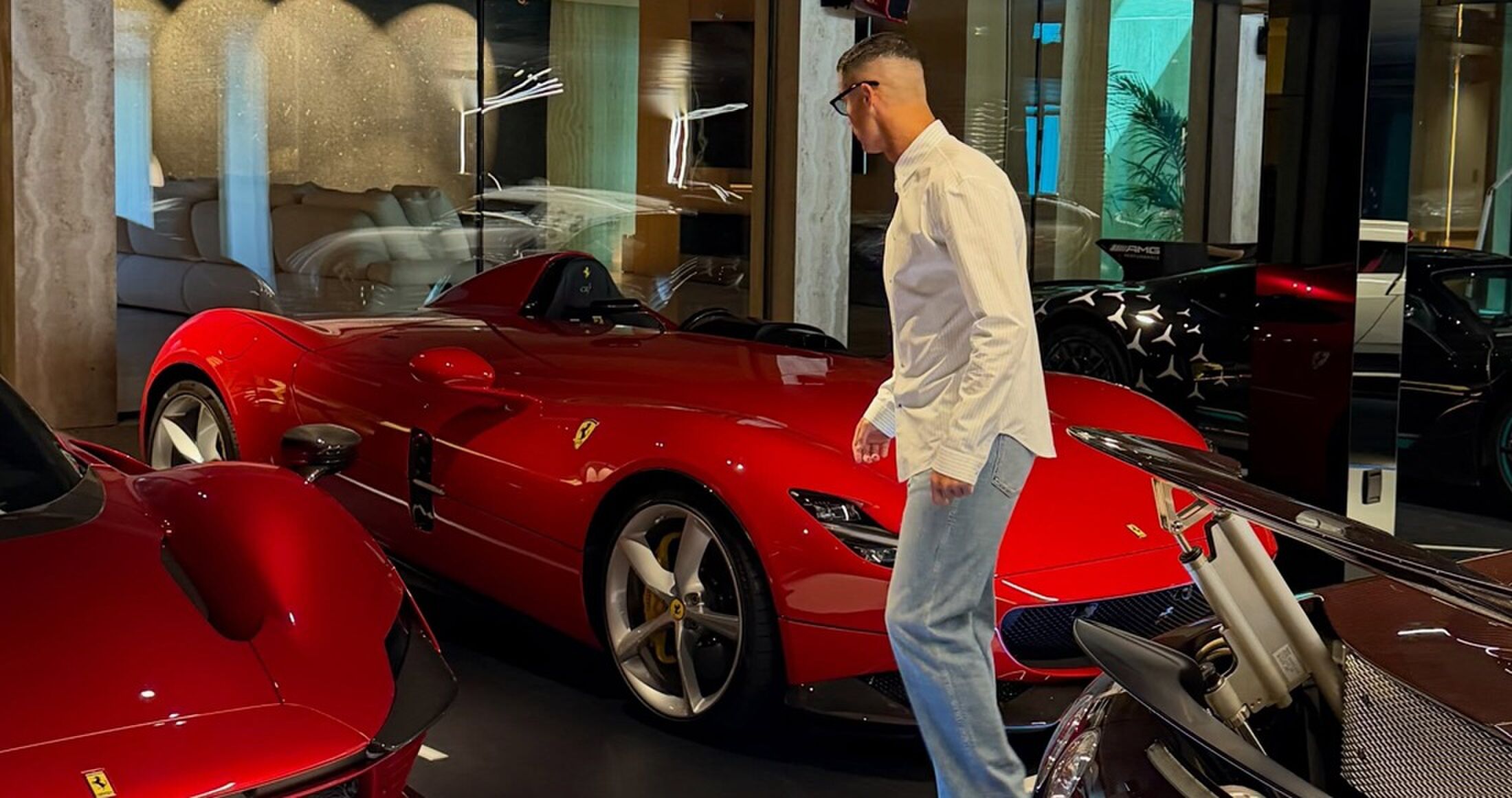 Een auto uit de autocollectie van Ronaldo