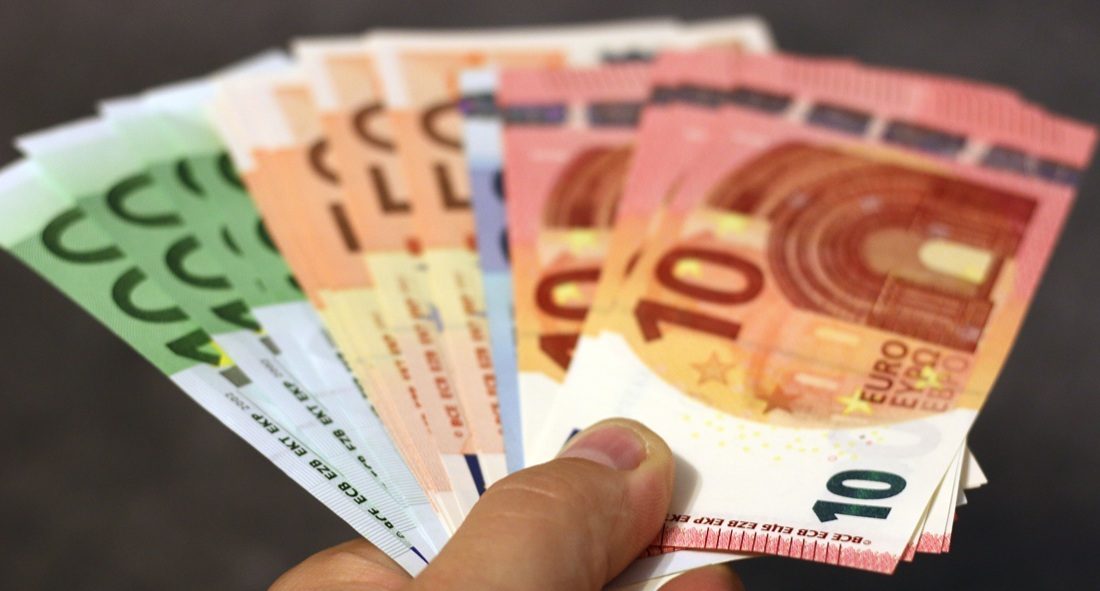 Een hand met cashgeld