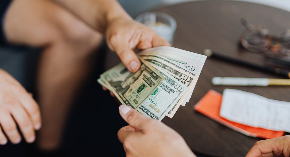 Geld dat wordt weggegeven