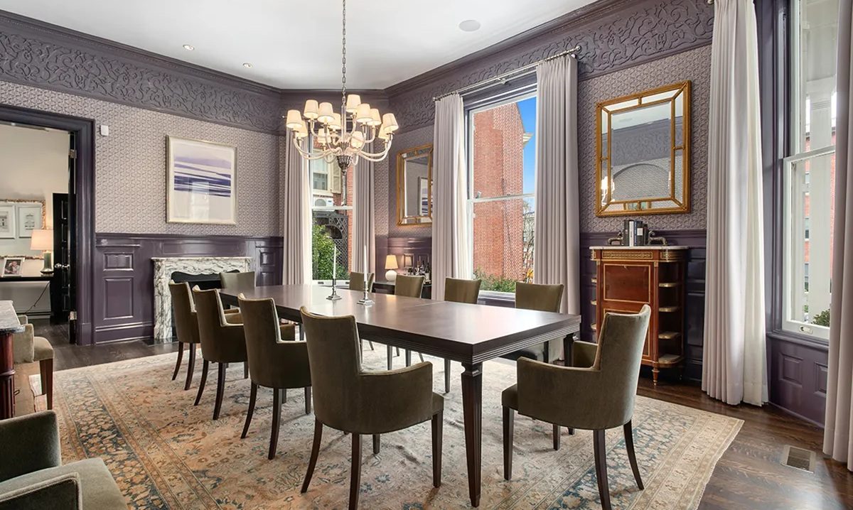 De eetkamer met verhoogd plafond