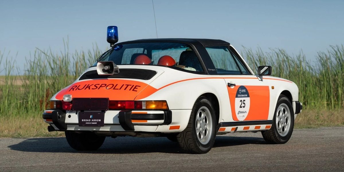 De achterzijde van de politie-Porsche