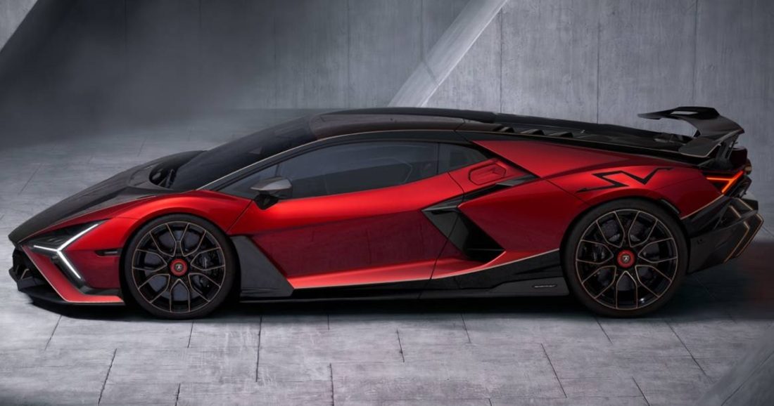De zijkant van de Lamborghini Revuelto SV