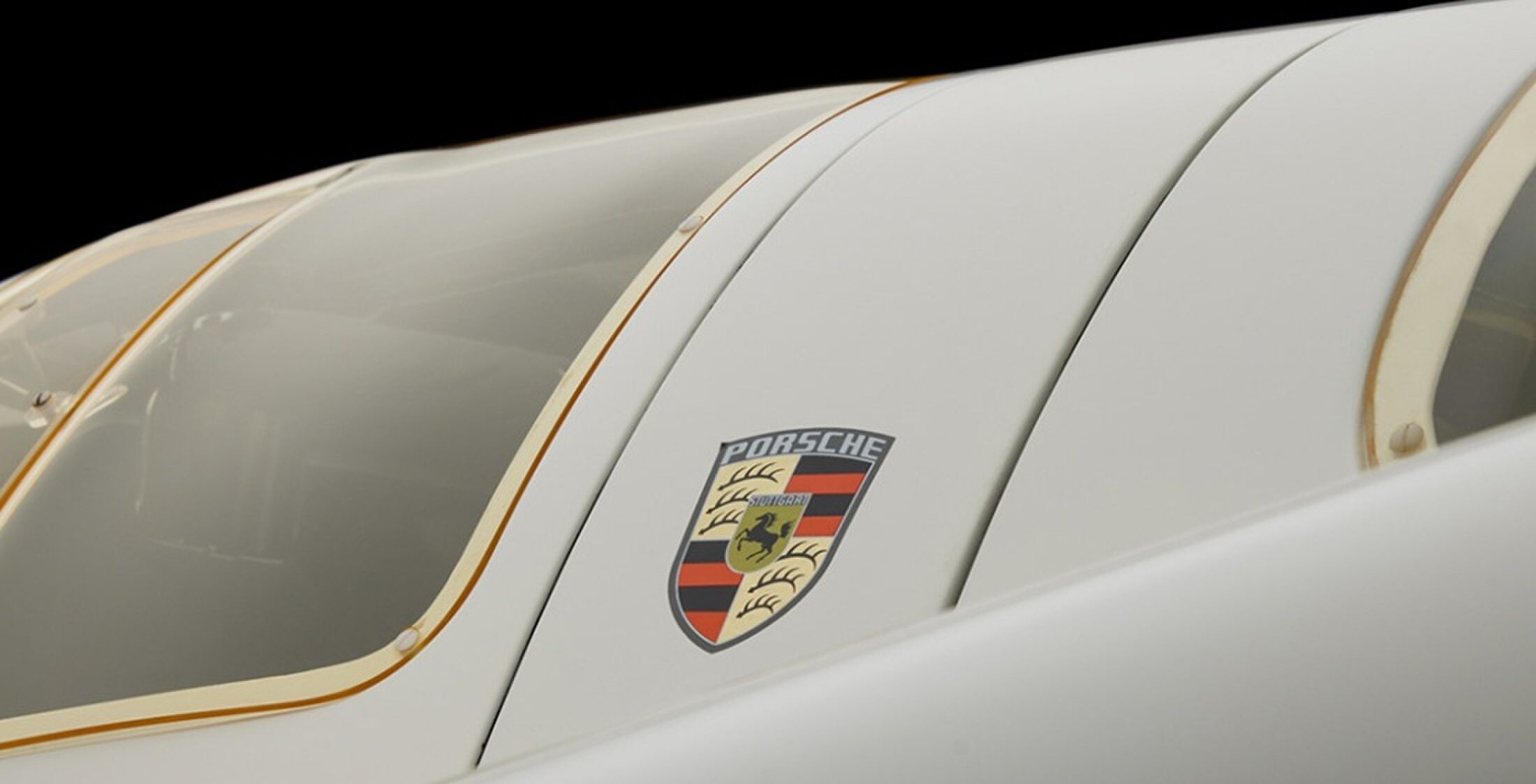 Het logo op de klassieke auto.