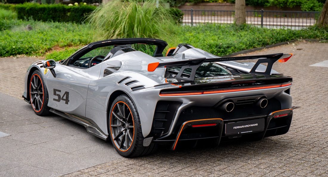 De achterzijde van de Ferrari SF90XX Spider