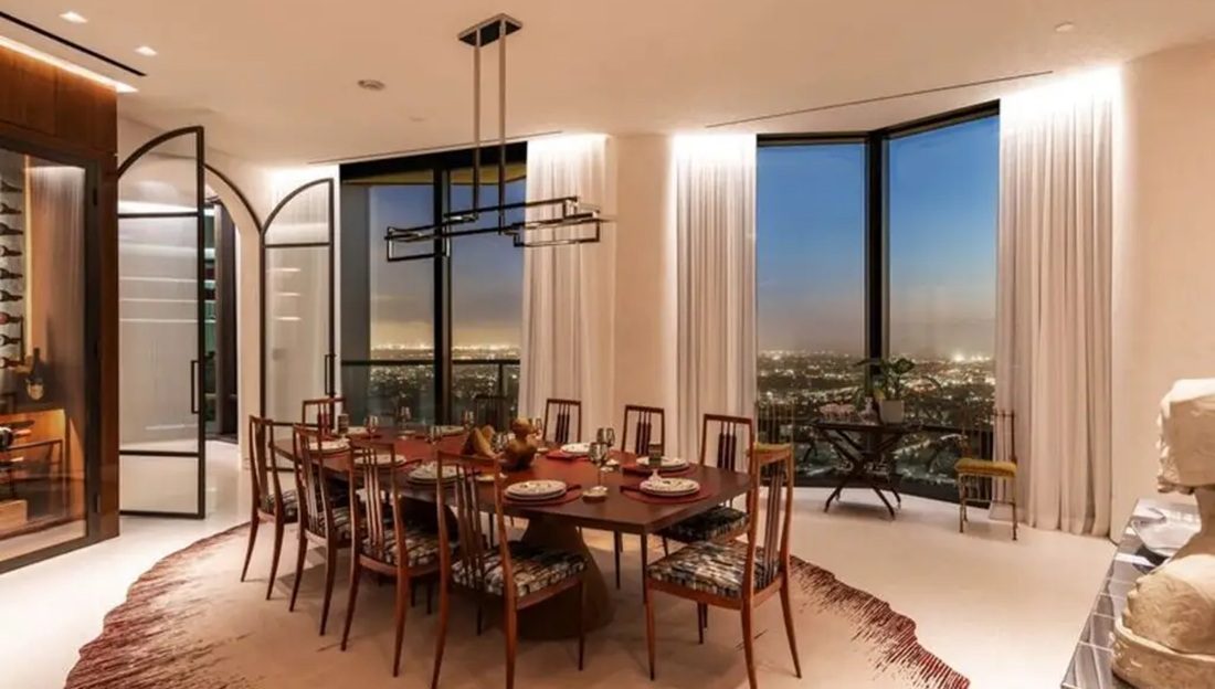 De eetkamer van het penthouse in Los Angeles