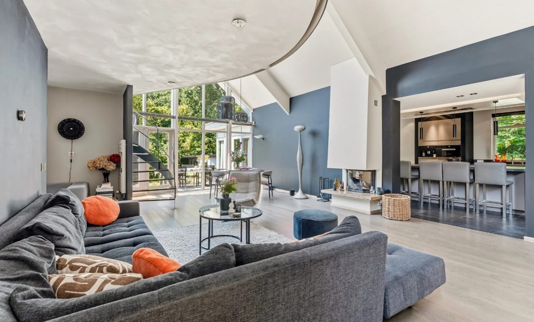 De living van de villa in Almere