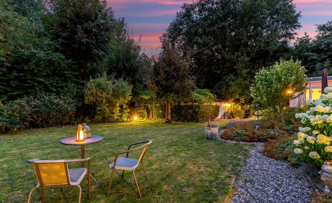 De tuin die bij het huis hoort