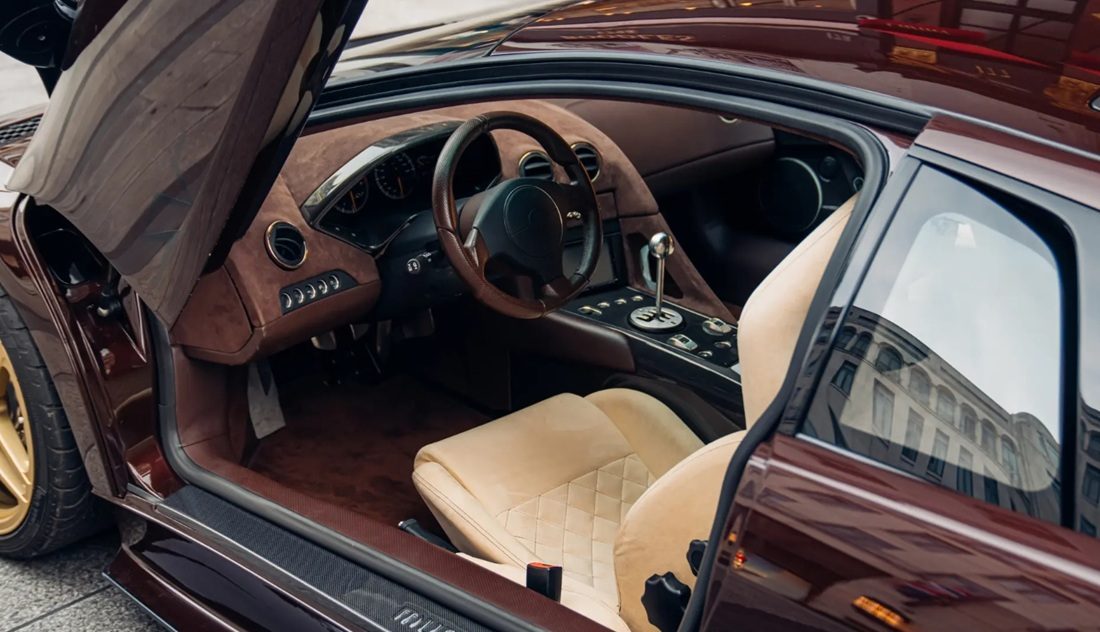 Het interieur van de sportwagen