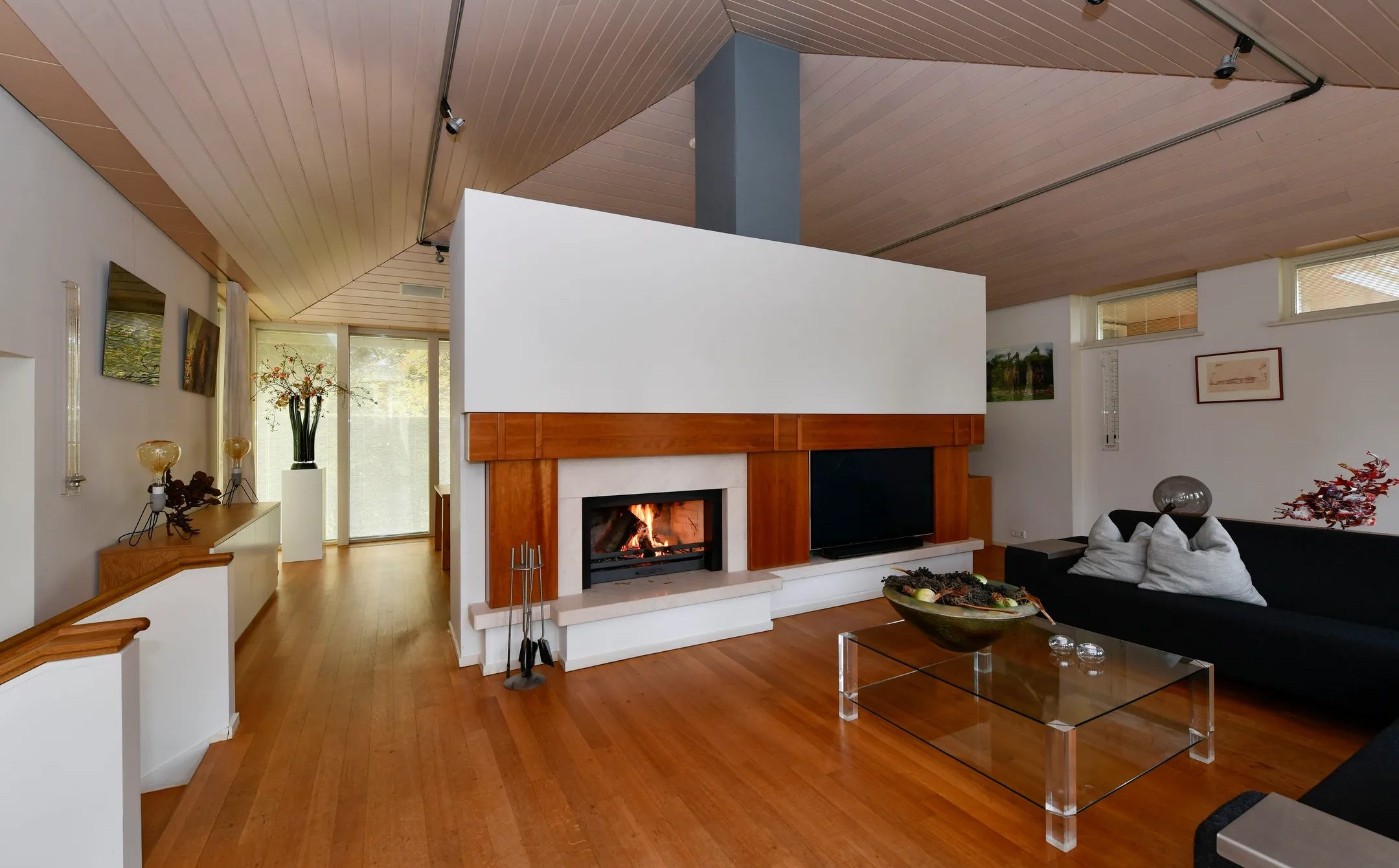 De living van de miljoenenvilla in Baarn