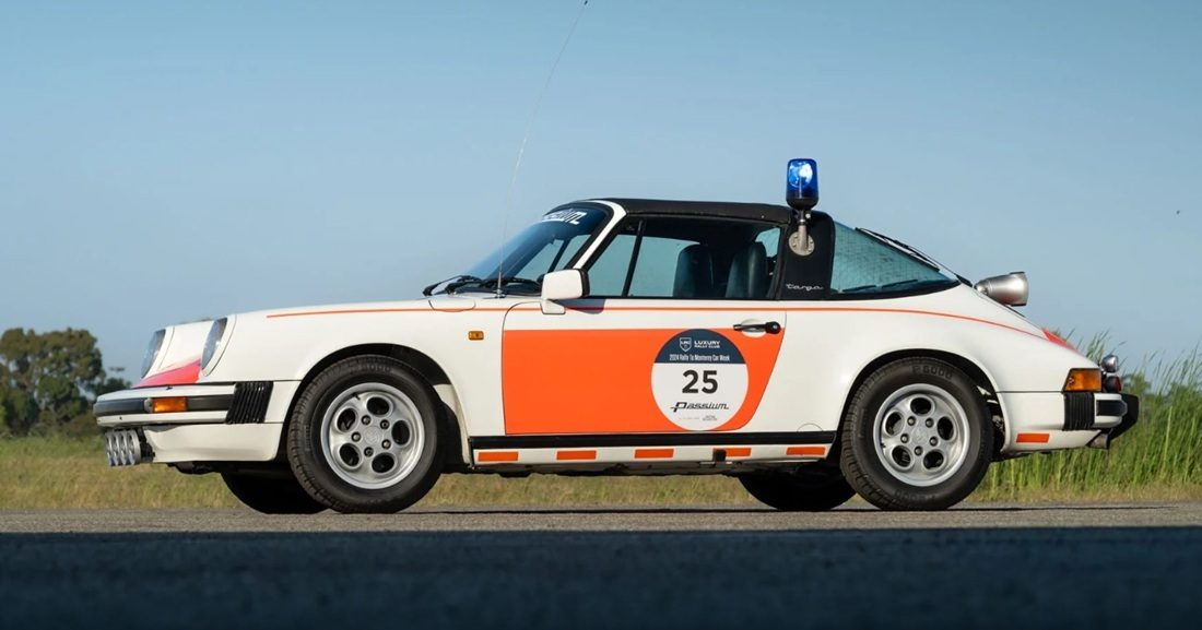 De zijkant van de Porsche die ooit van de politie was
