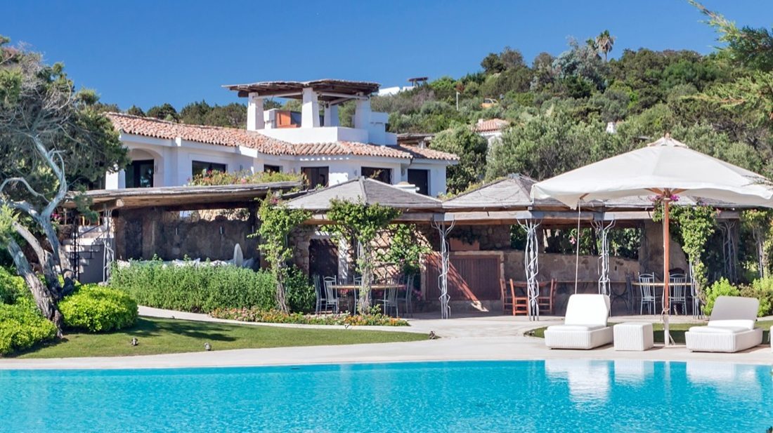 Het zwembad van de villa op Sardini&euml;