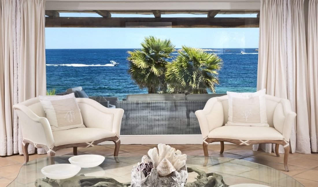 De woonkamer van de villa op Sardini&euml;