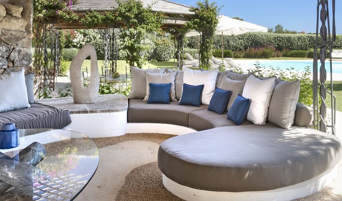 Een van de lounges in de tuin.