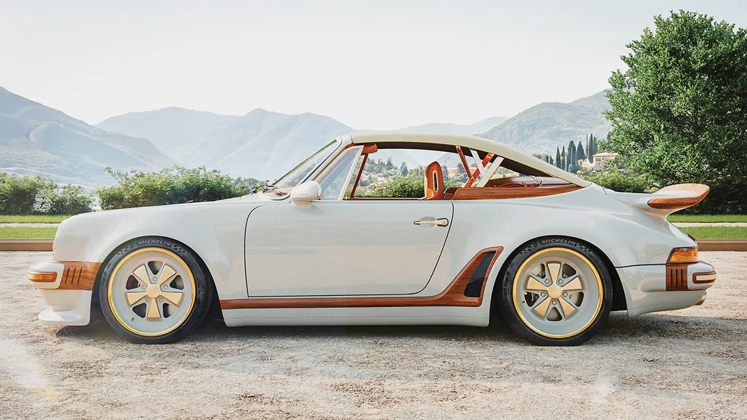 De cabrioversie van de door Singer en Louis Vuitton ontworpen Porsche 911