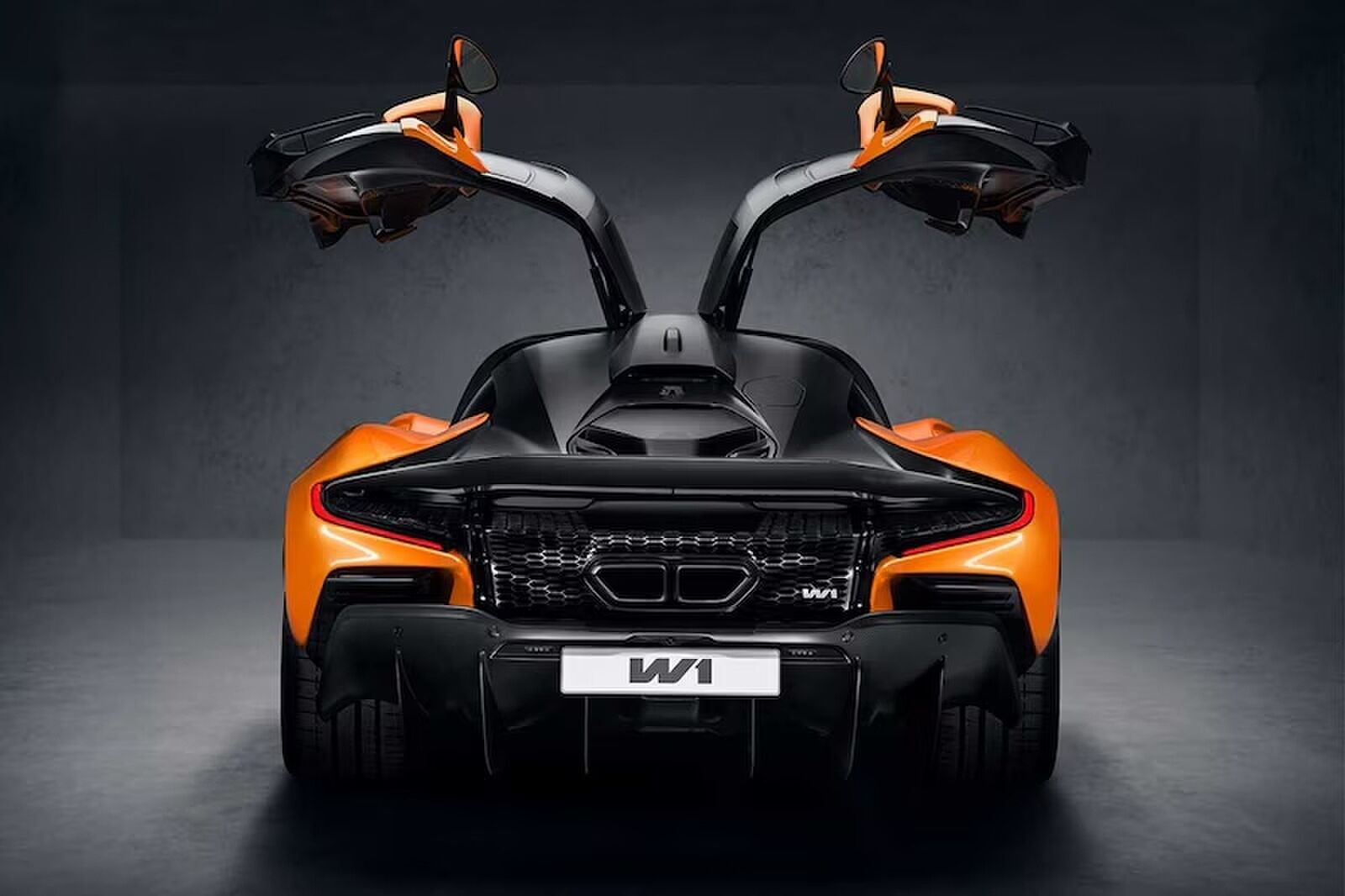 De oranje McLaren W1 van achter