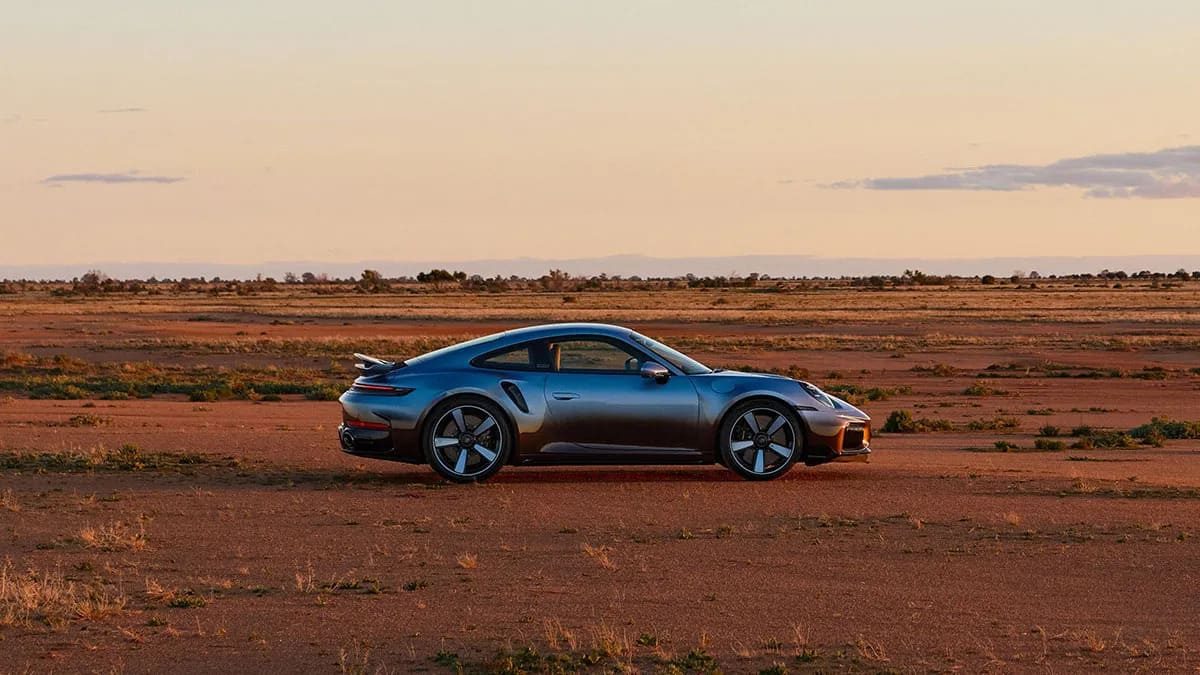 De Porsche 911 Turbo S Land Down Under van opzij