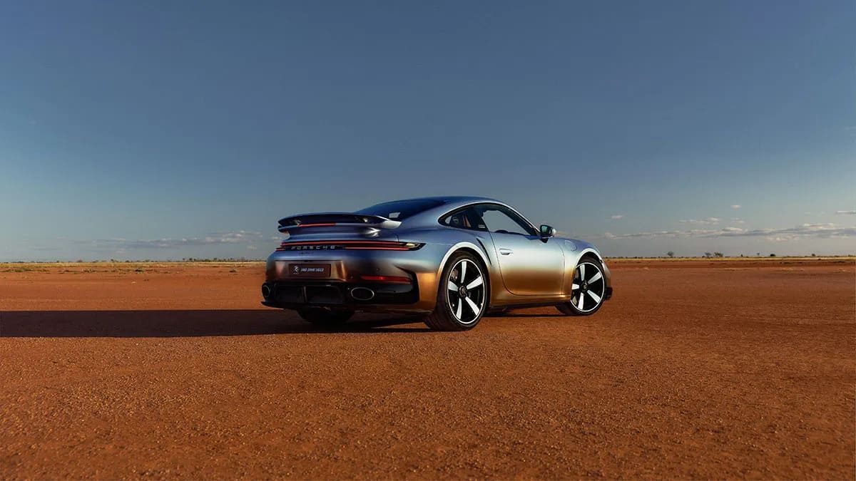 De Porsche 911 Turbo S Land Down Under van achter
