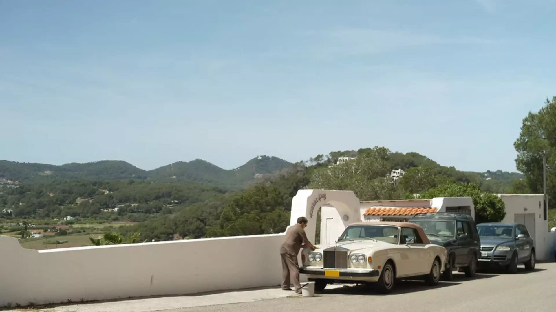 Timothy uit B&B Vol Liefde bij zijn Rolls-Royce Corniche