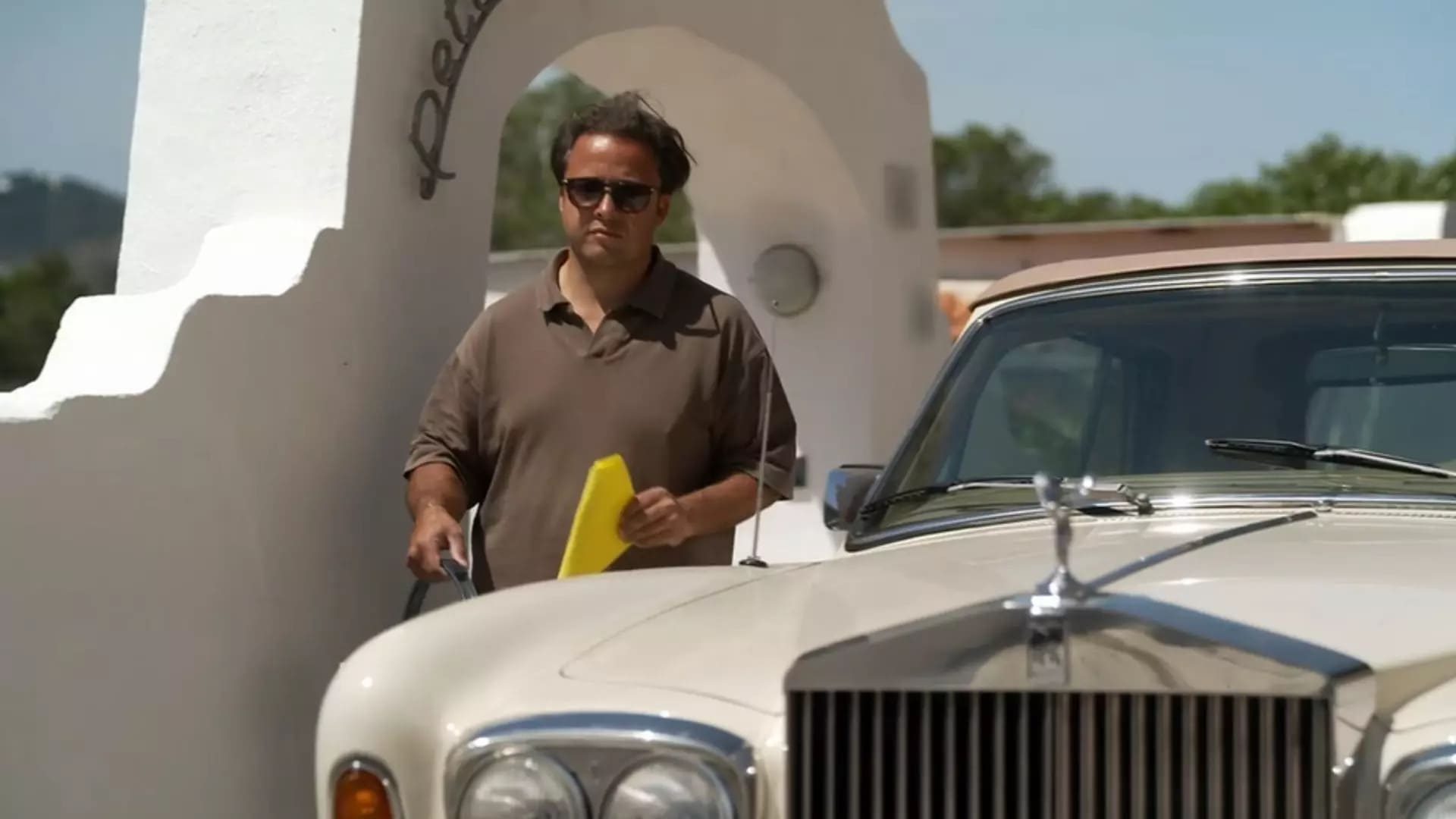 Timothy uit B&B Vol Liefde bij zijn Rolls-Royce Corniche