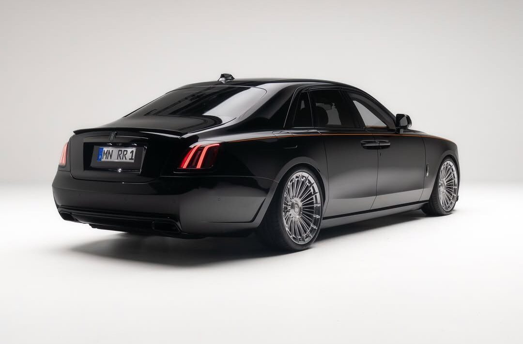 De SPOFEC Rolls-Royce Ghost van achteren