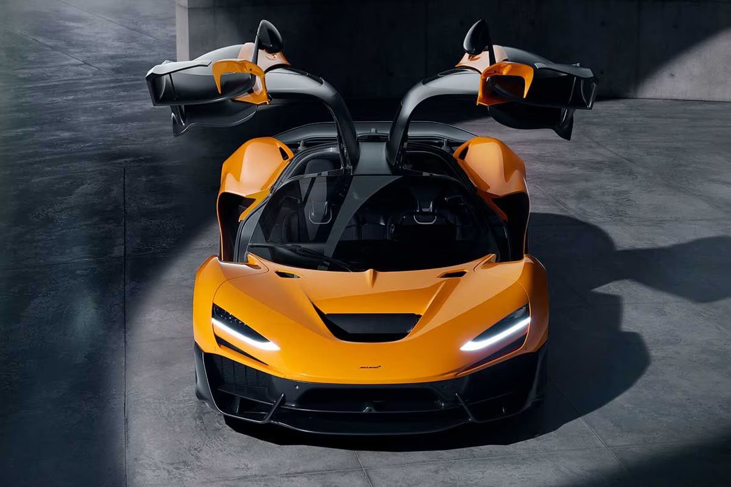 De McLaren W1 met deuren open